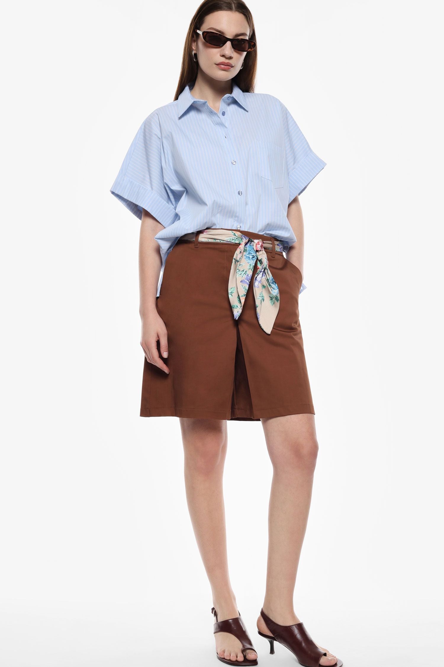 Knälånga shorts med bälte, beige