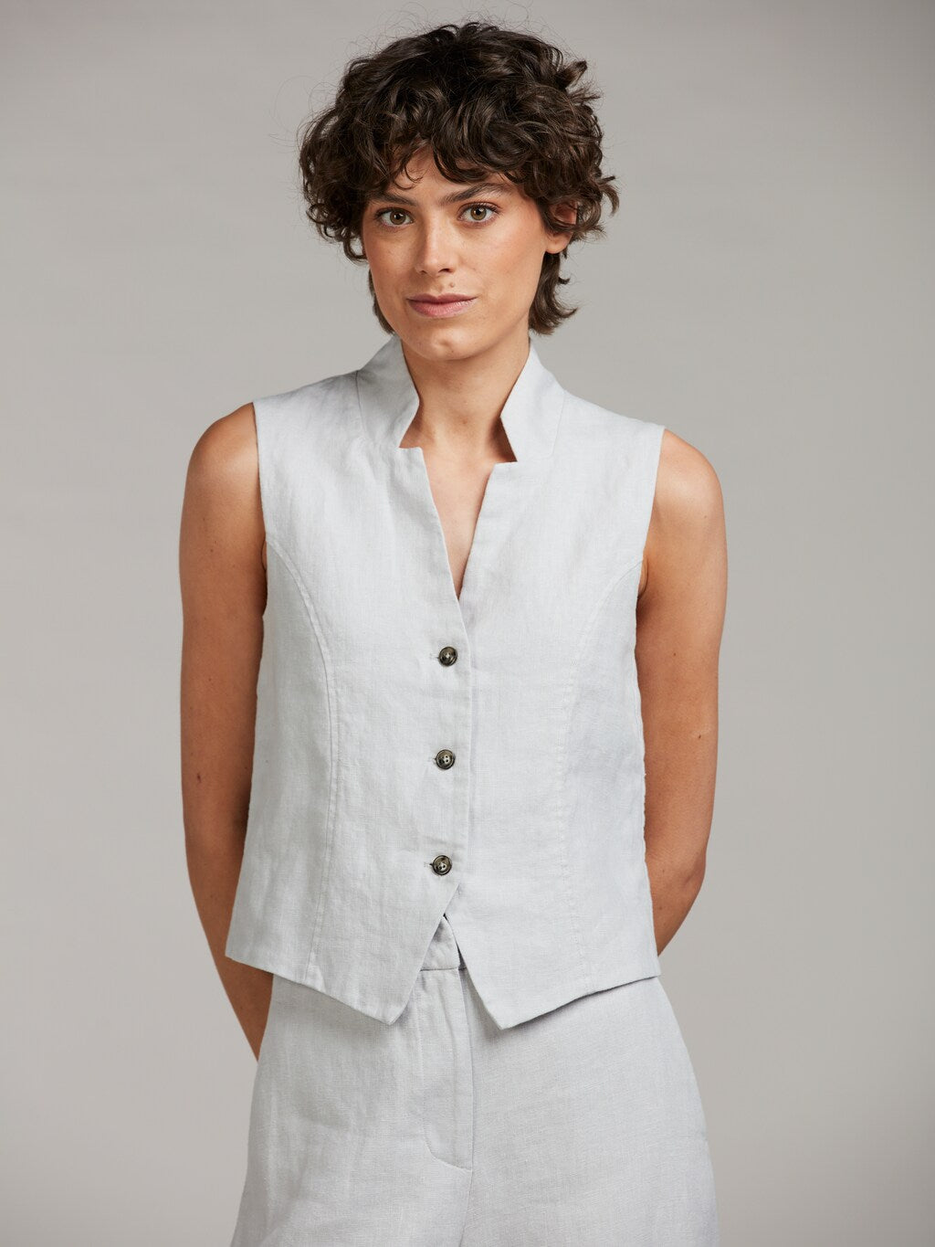 Lara Vest, Off White
