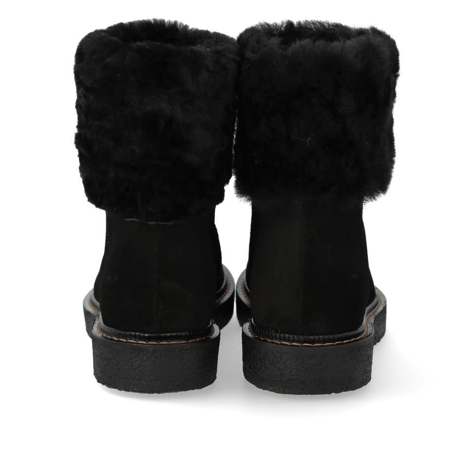 Suede boot with soft lambswool lining, black