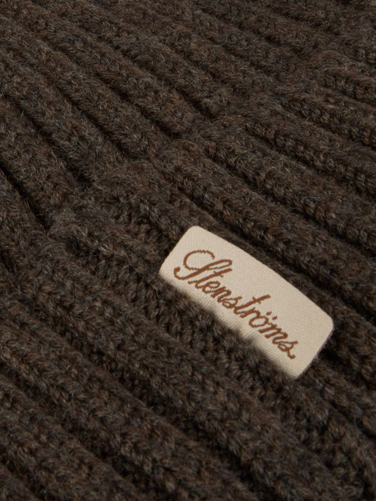 Mørkebrun ribstrikket hue