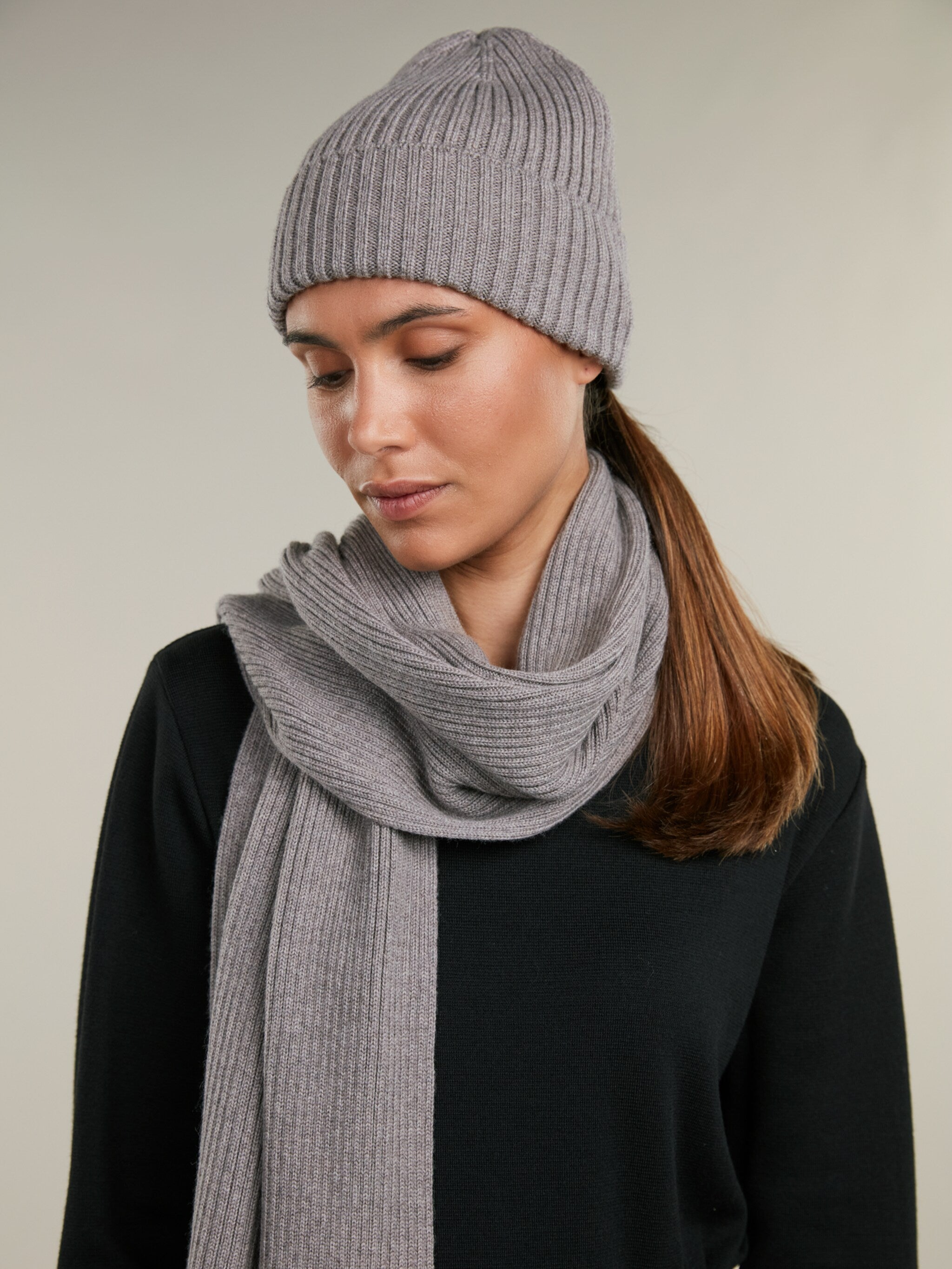 Stickad mössa, ljusgrå