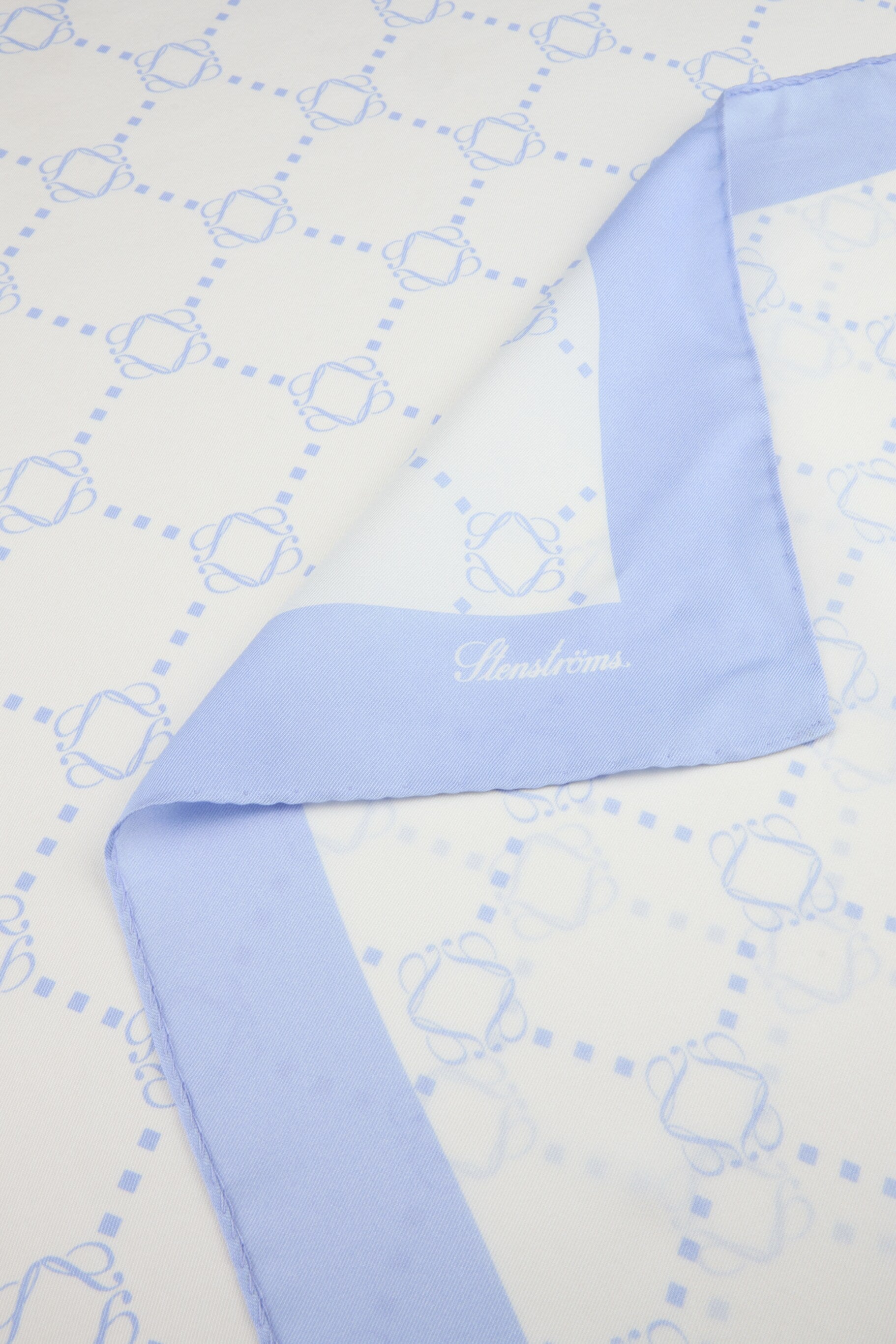 Ljusblå mönstrad sidenhalsduk