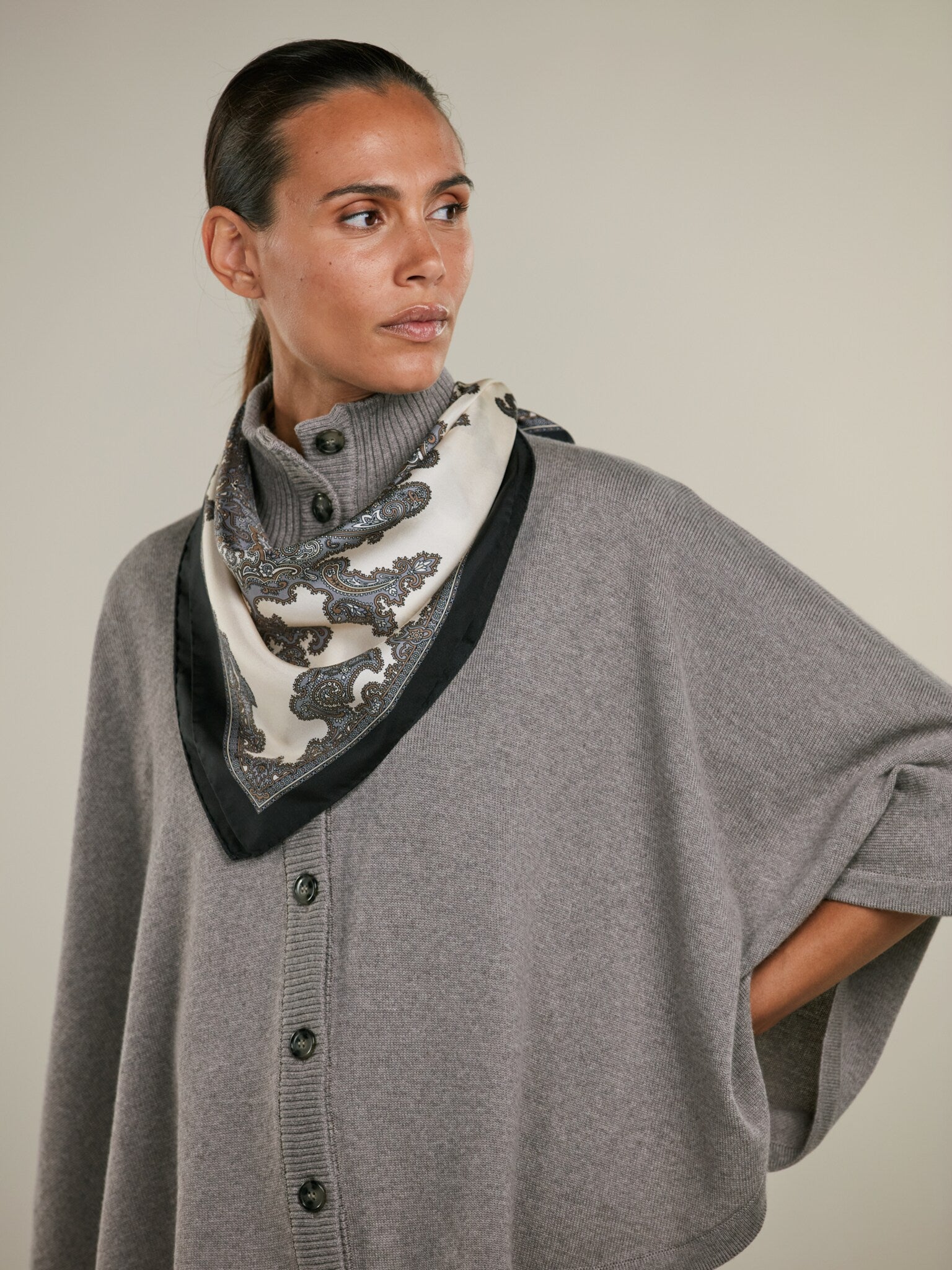 Sidenscarf i paisleymönster, svart offwhite