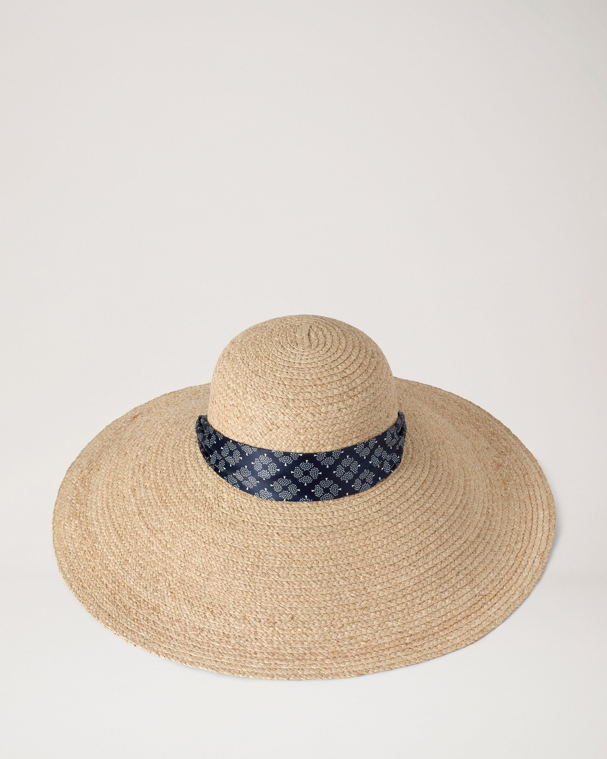 Solhatt med halsduksdetalj, beige