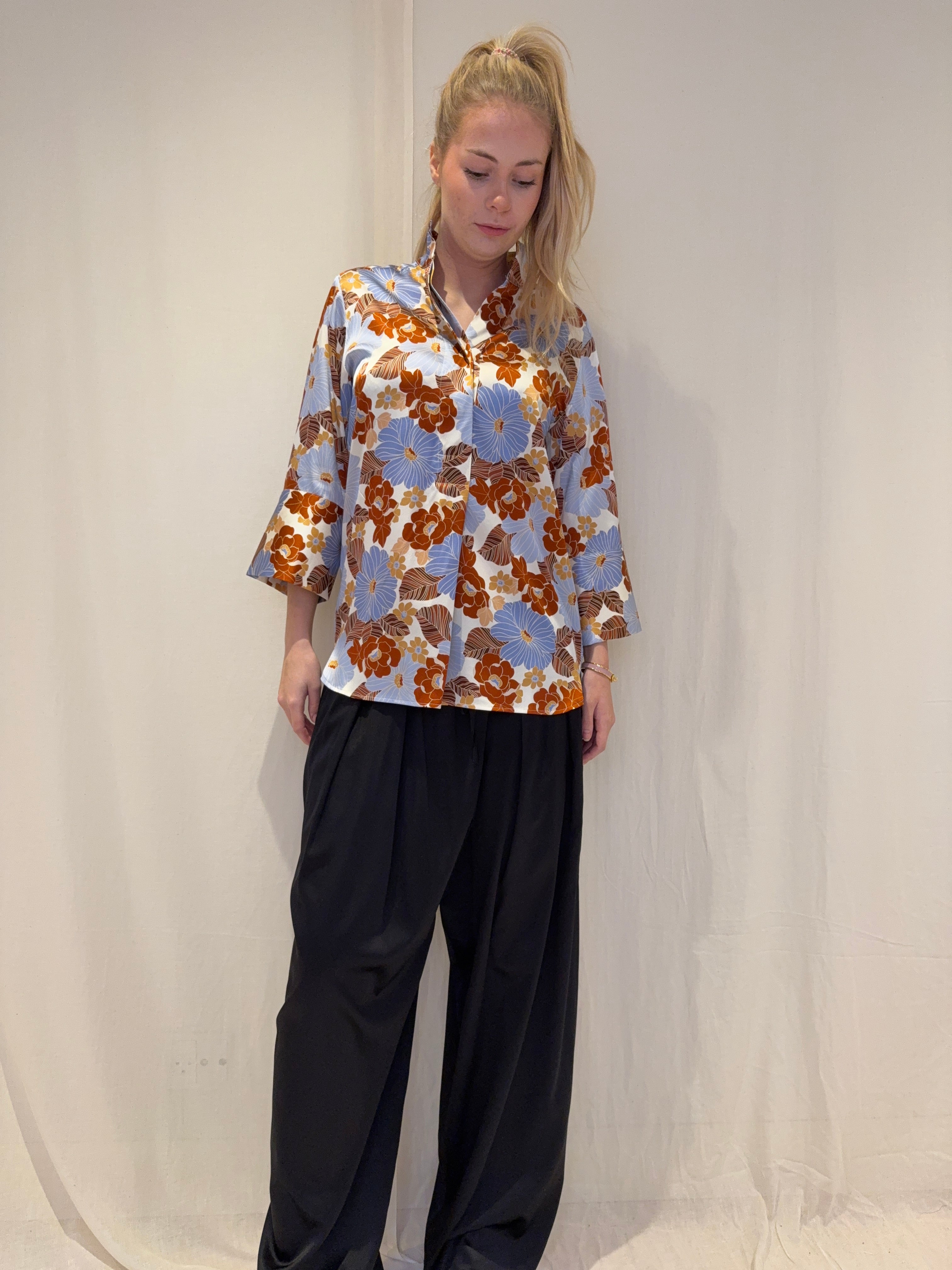 Valentina sidenskjorta, ljusblå blommig