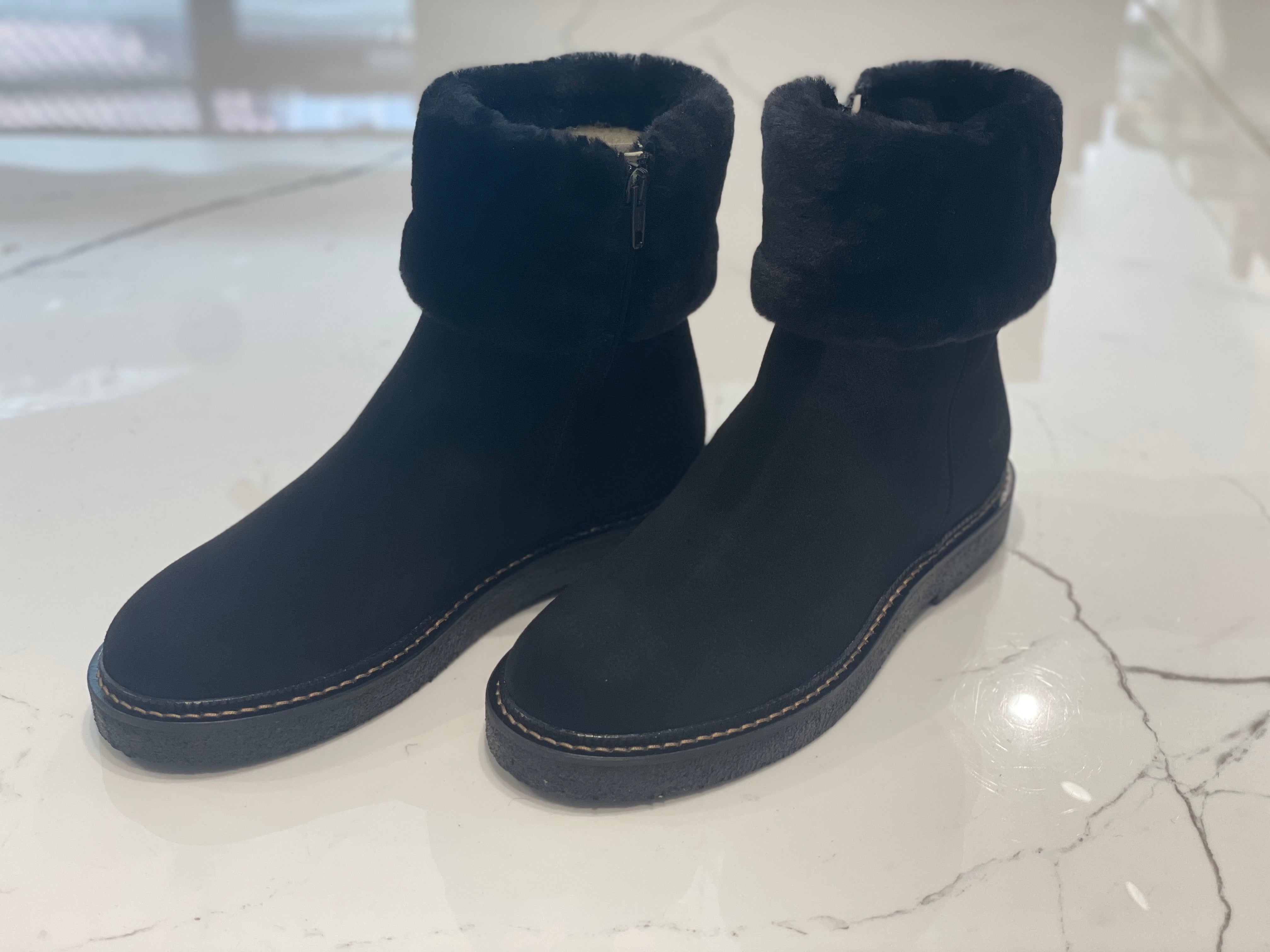 Suede boot with soft lambswool lining, black