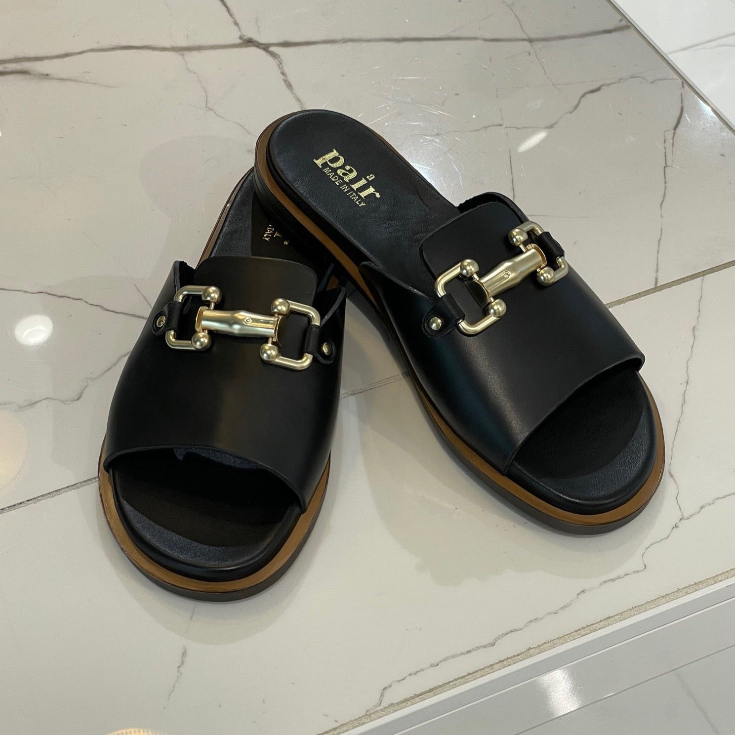 Spänne sandal, svart