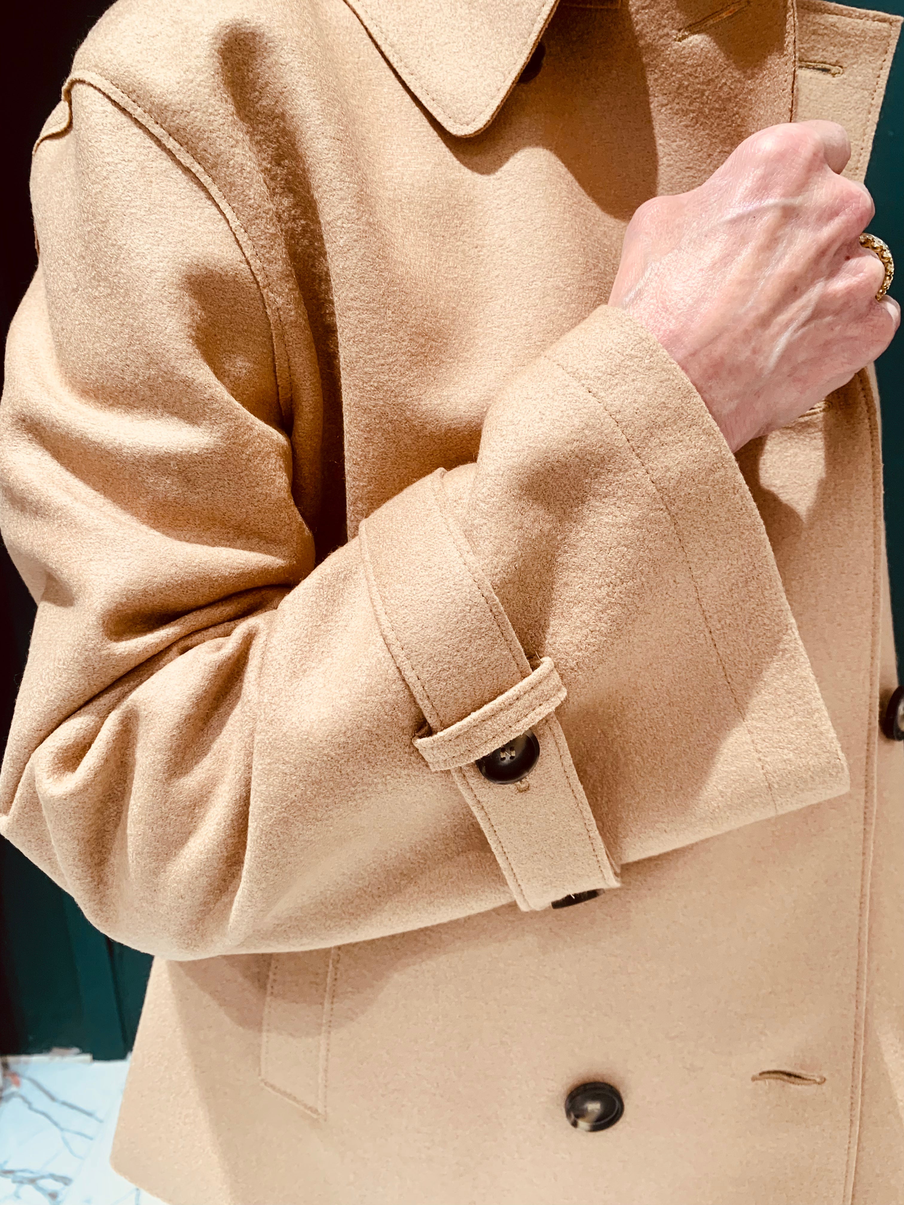 Oversized kurzer Trenchcoat aus hellem, gepresstem Wollstoff, Taubengrau