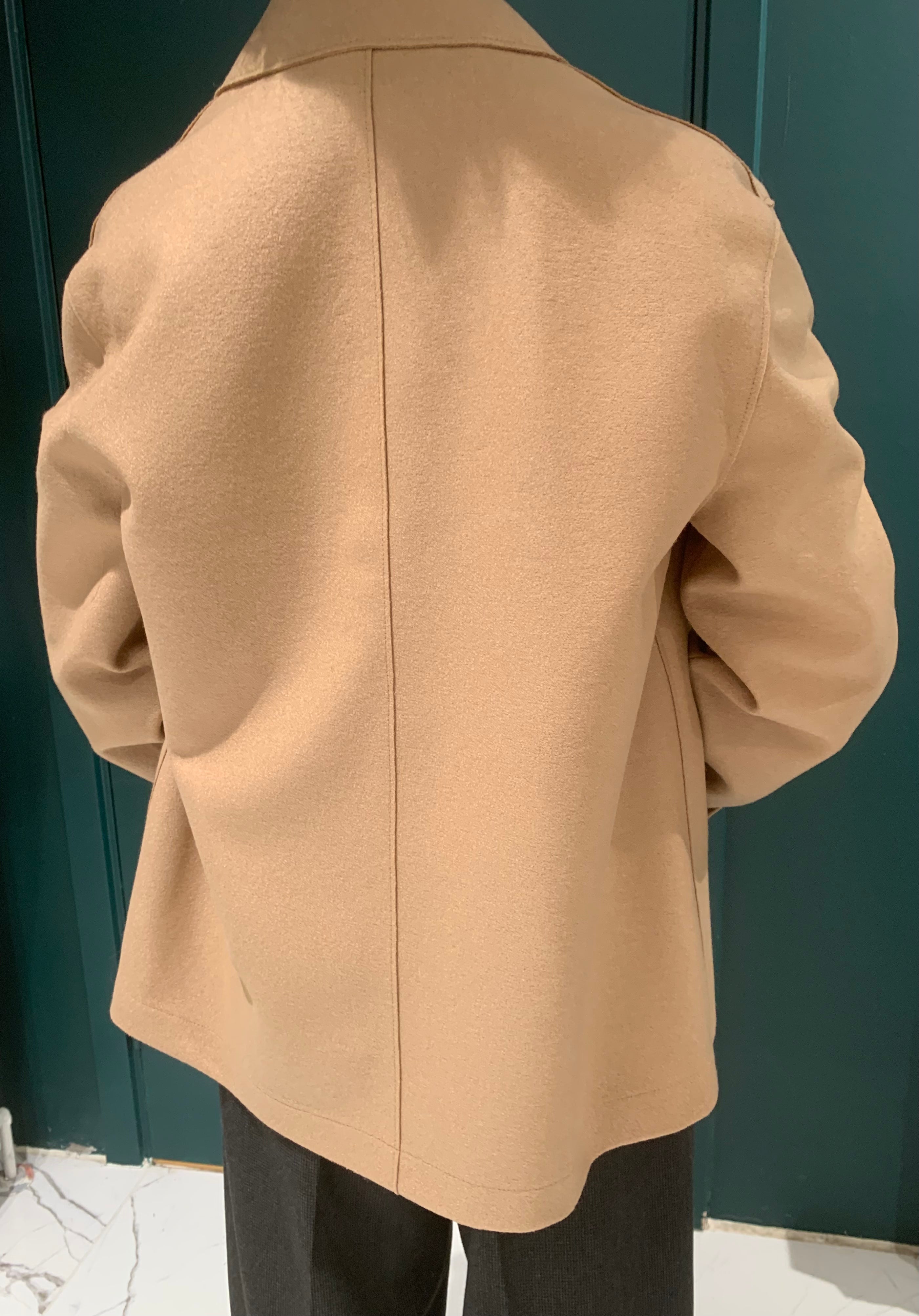 Oversized kurzer Trenchcoat aus hellem, gepresstem Wollstoff, Taubengrau