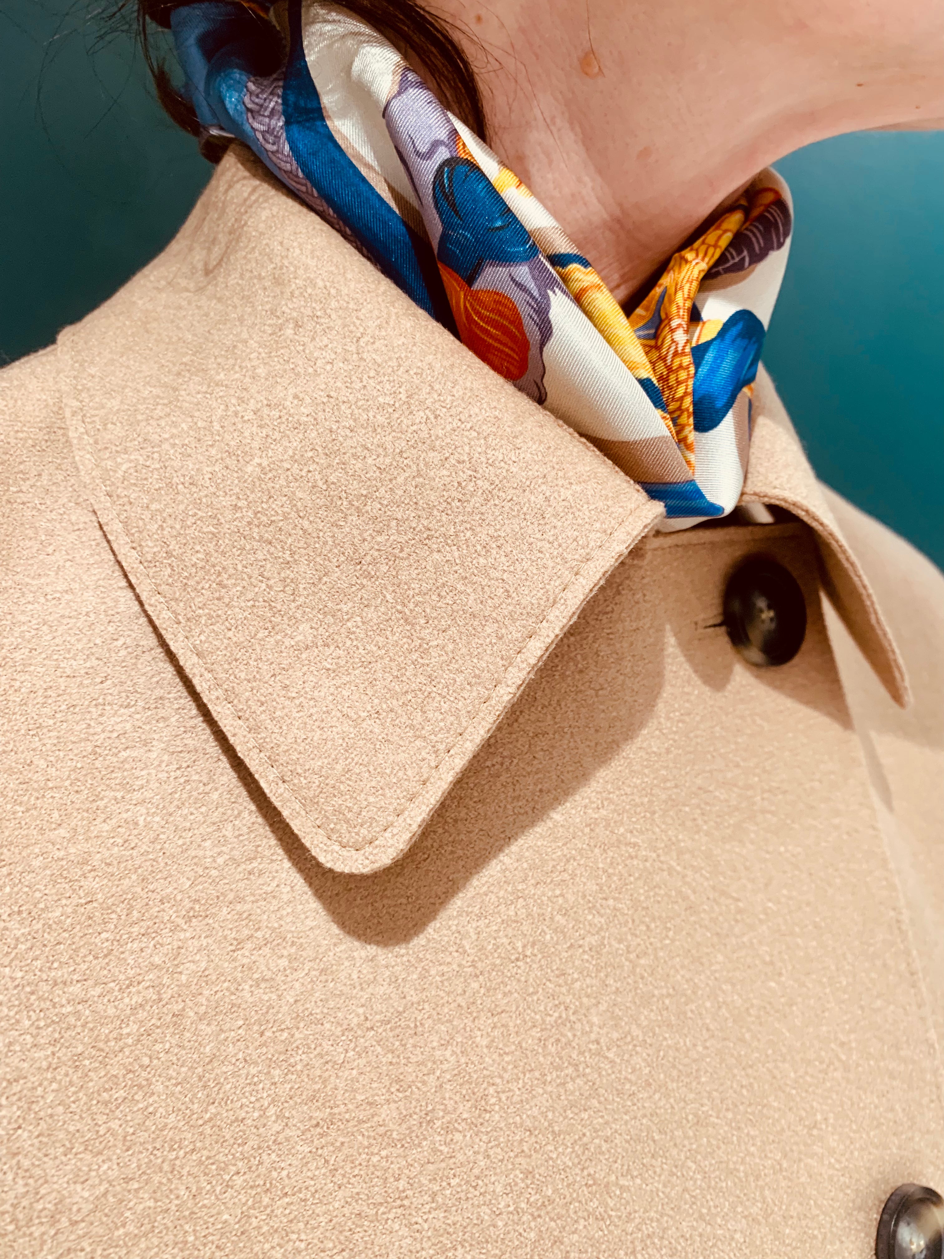 Oversized kurzer Trenchcoat aus hellem, gepresstem Wollstoff, Taubengrau