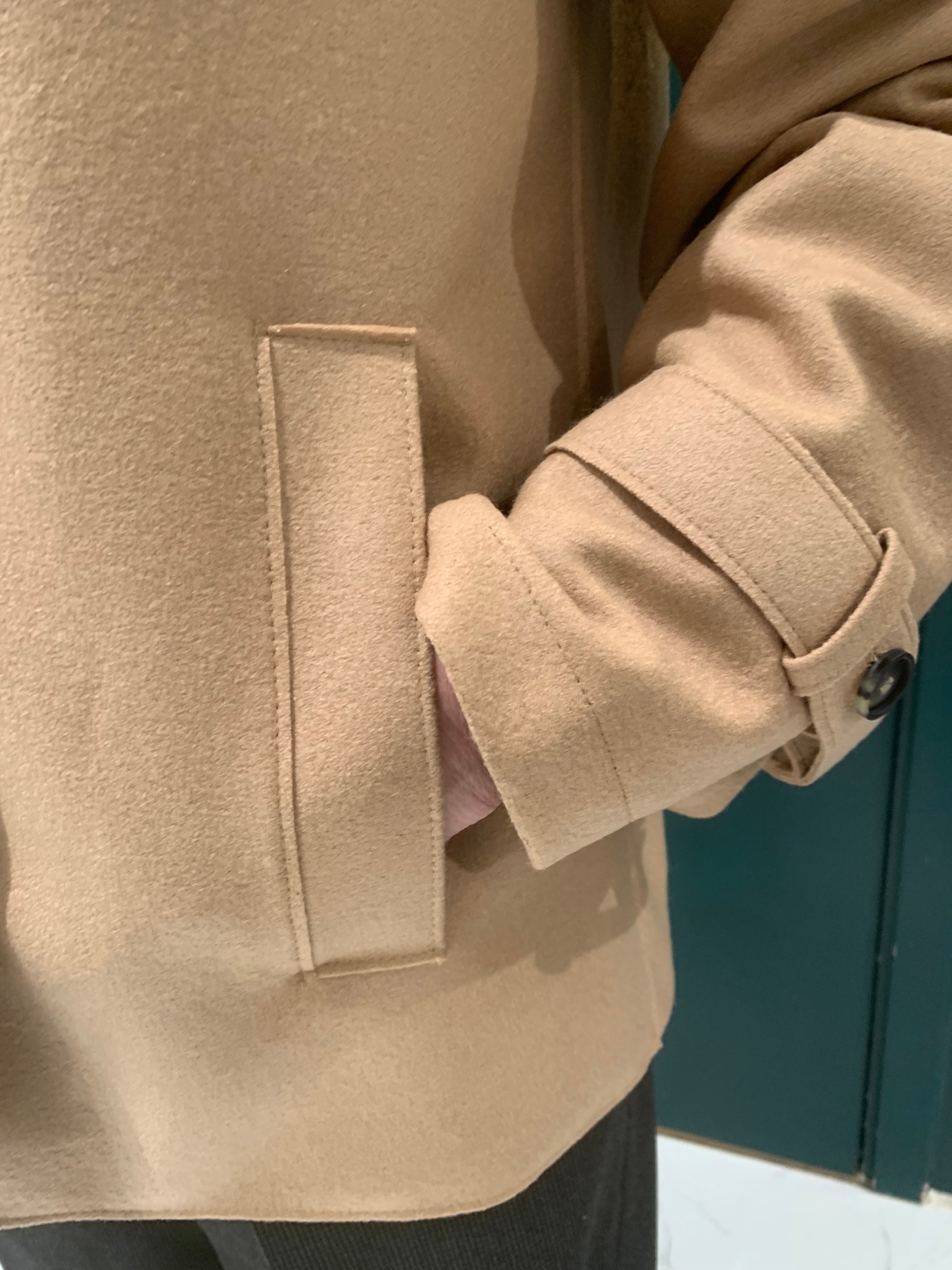 Oversized kurzer Trenchcoat aus hellem, gepresstem Wollstoff, Taubengrau