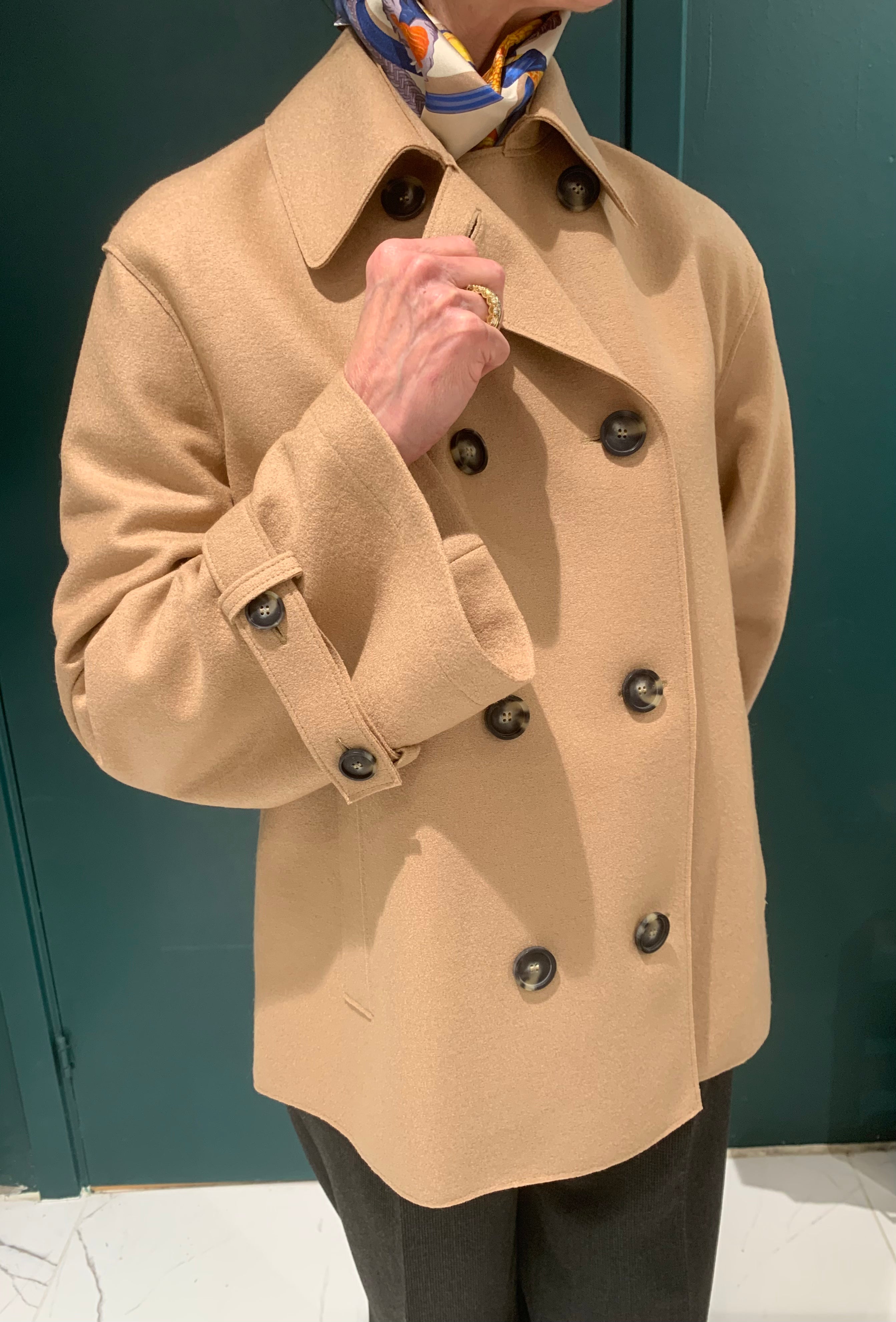 Oversized kurzer Trenchcoat aus hellem, gepresstem Wollstoff, Taubengrau