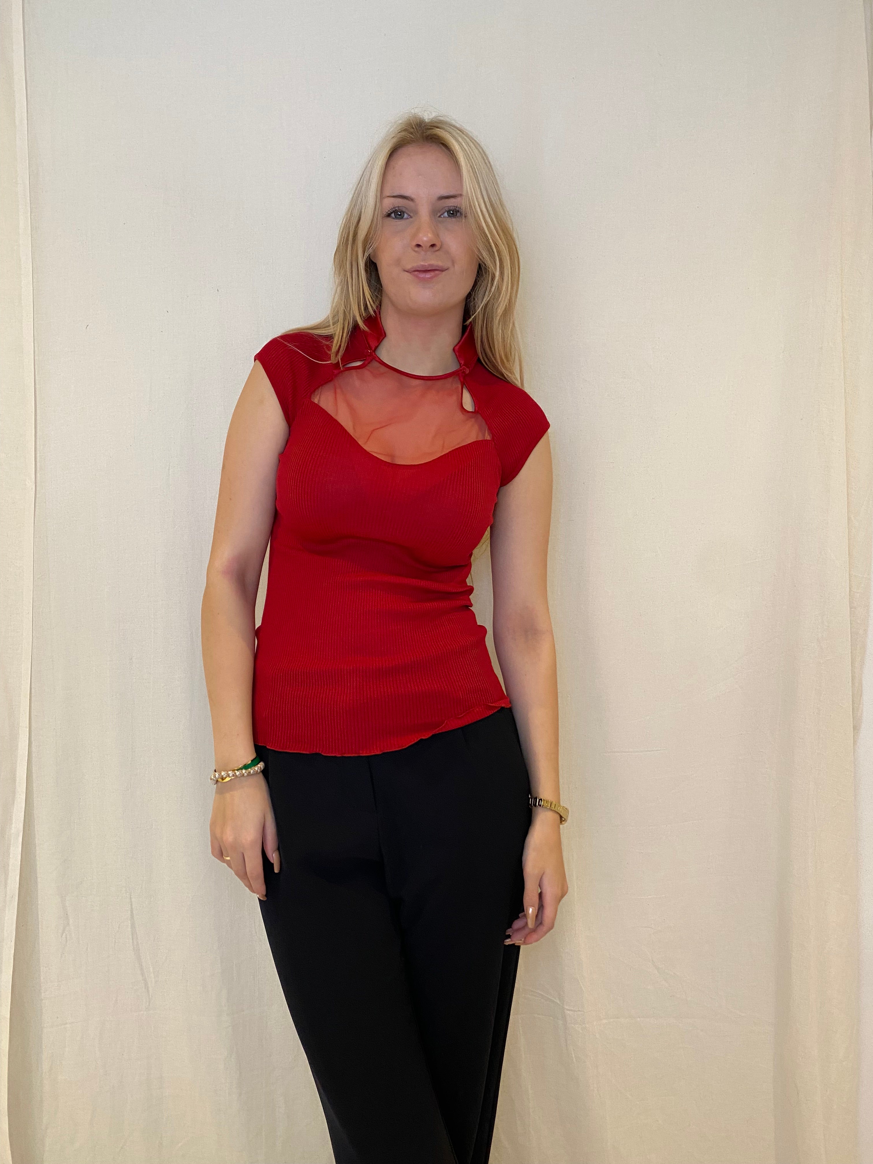 Topp, utan ärmar med tyll, röd