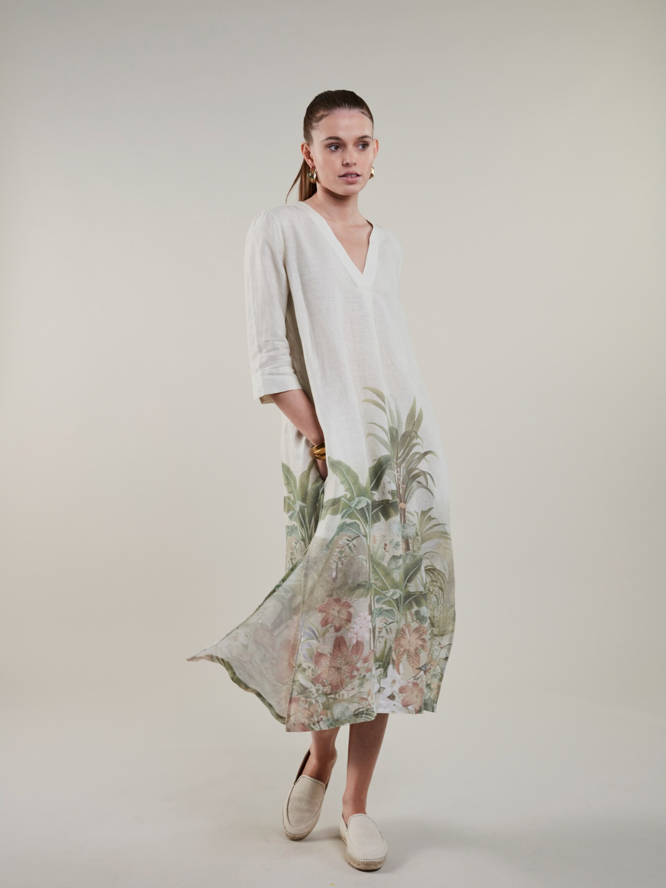 Julia Beige mönstrad klänning