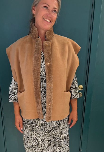 Kate vändbar väst, Doodle Brown