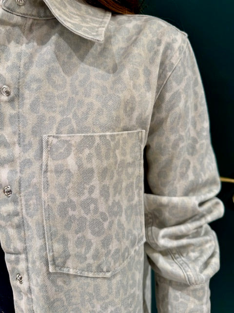 Olivia Overshirt, Cream Leoprint