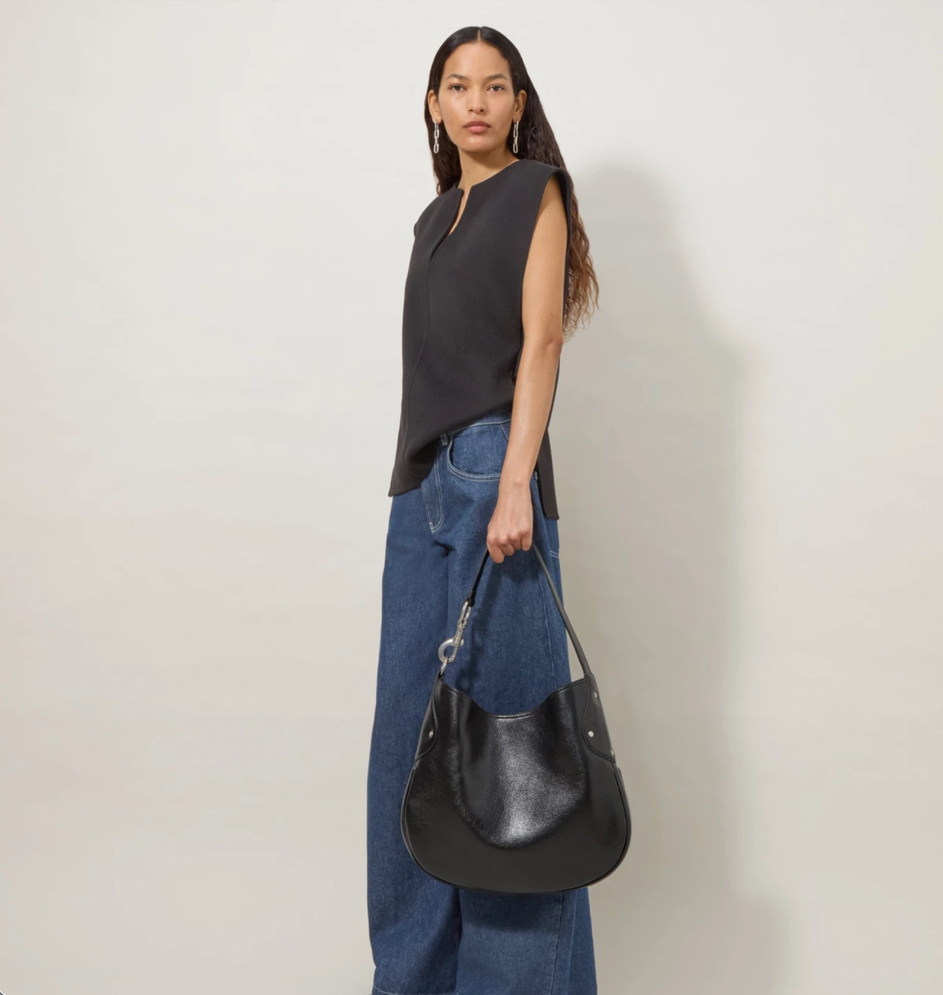 Hackney Schultertasche, schwarzes Hochglanzleder