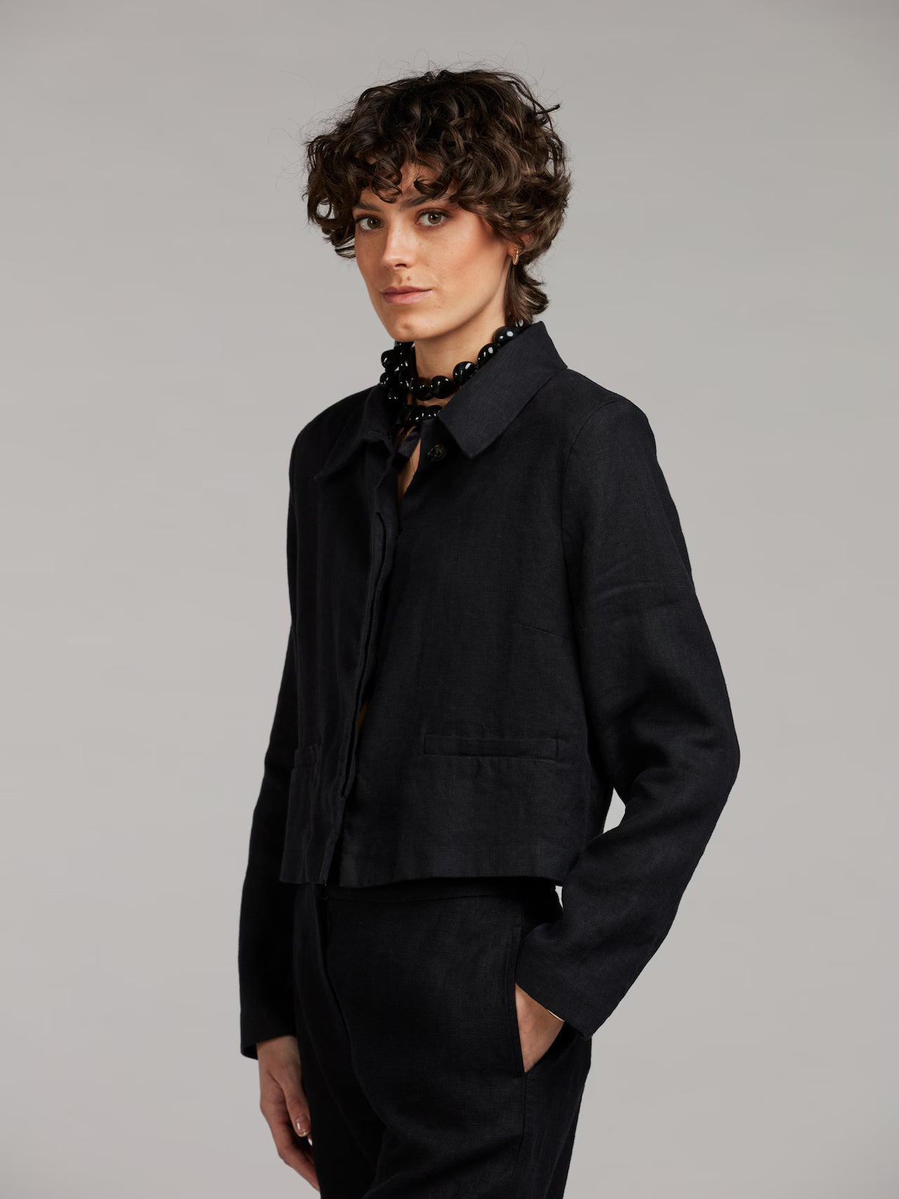 Leia Linnejacka, Svart