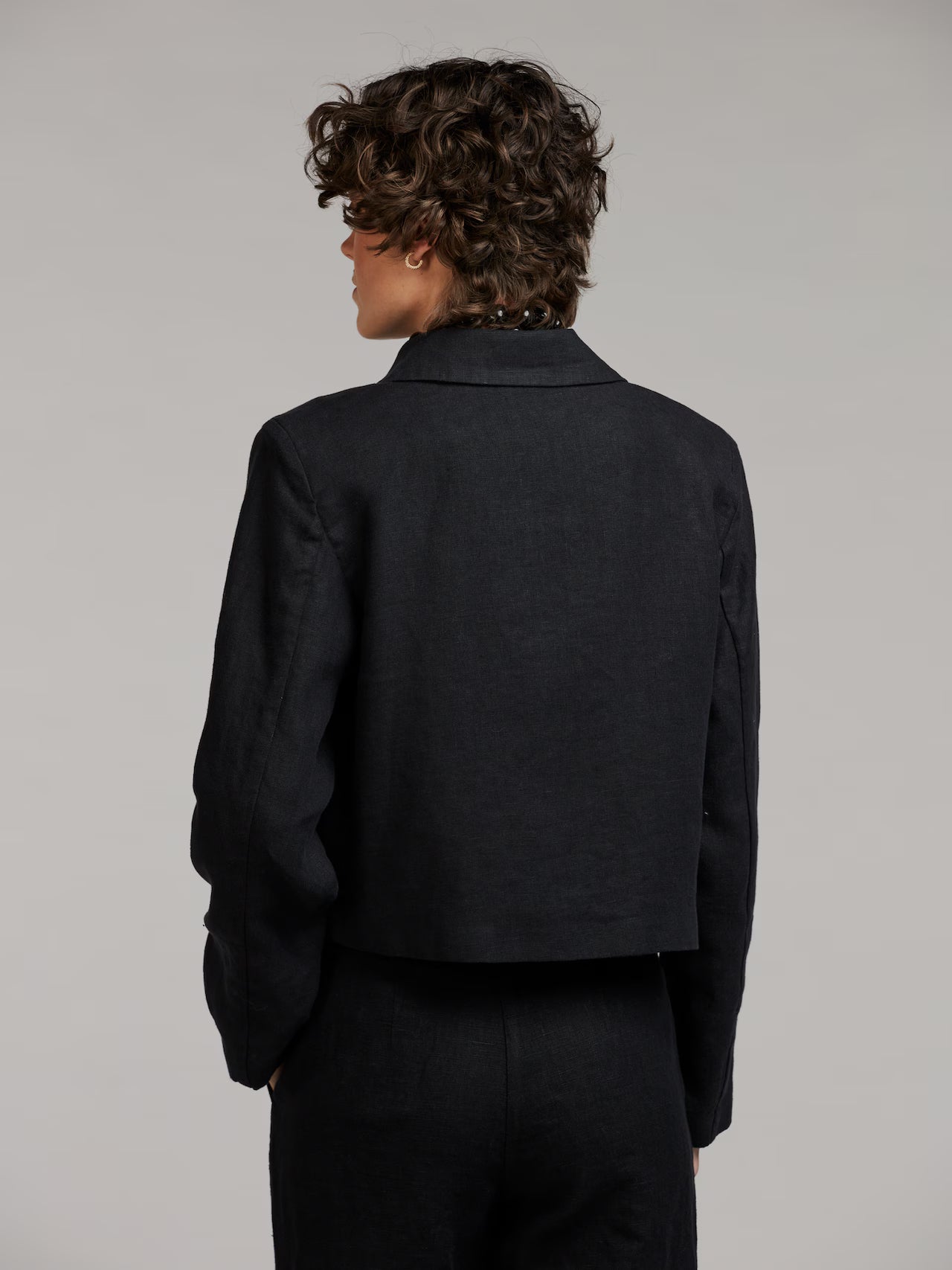 Leia Linnejacka, Svart