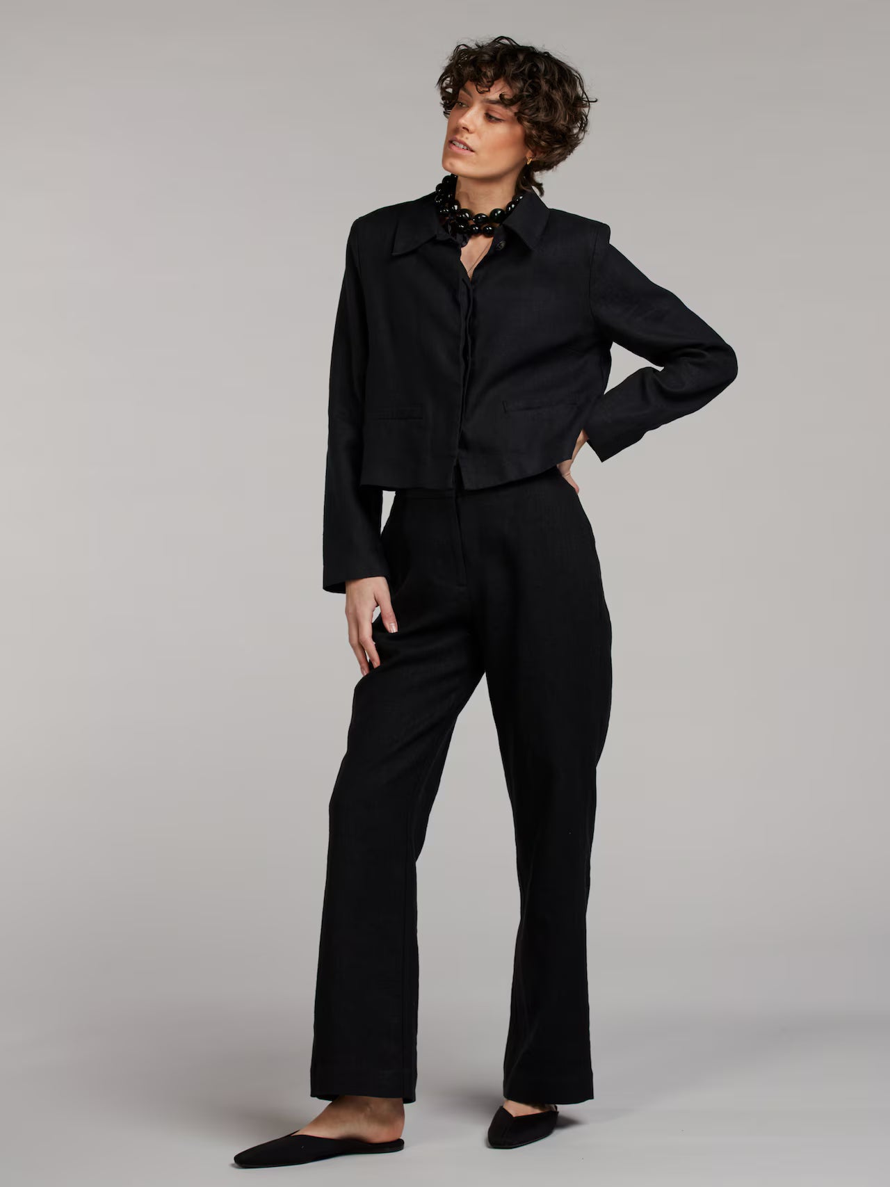 Leia Linnejacka, Svart