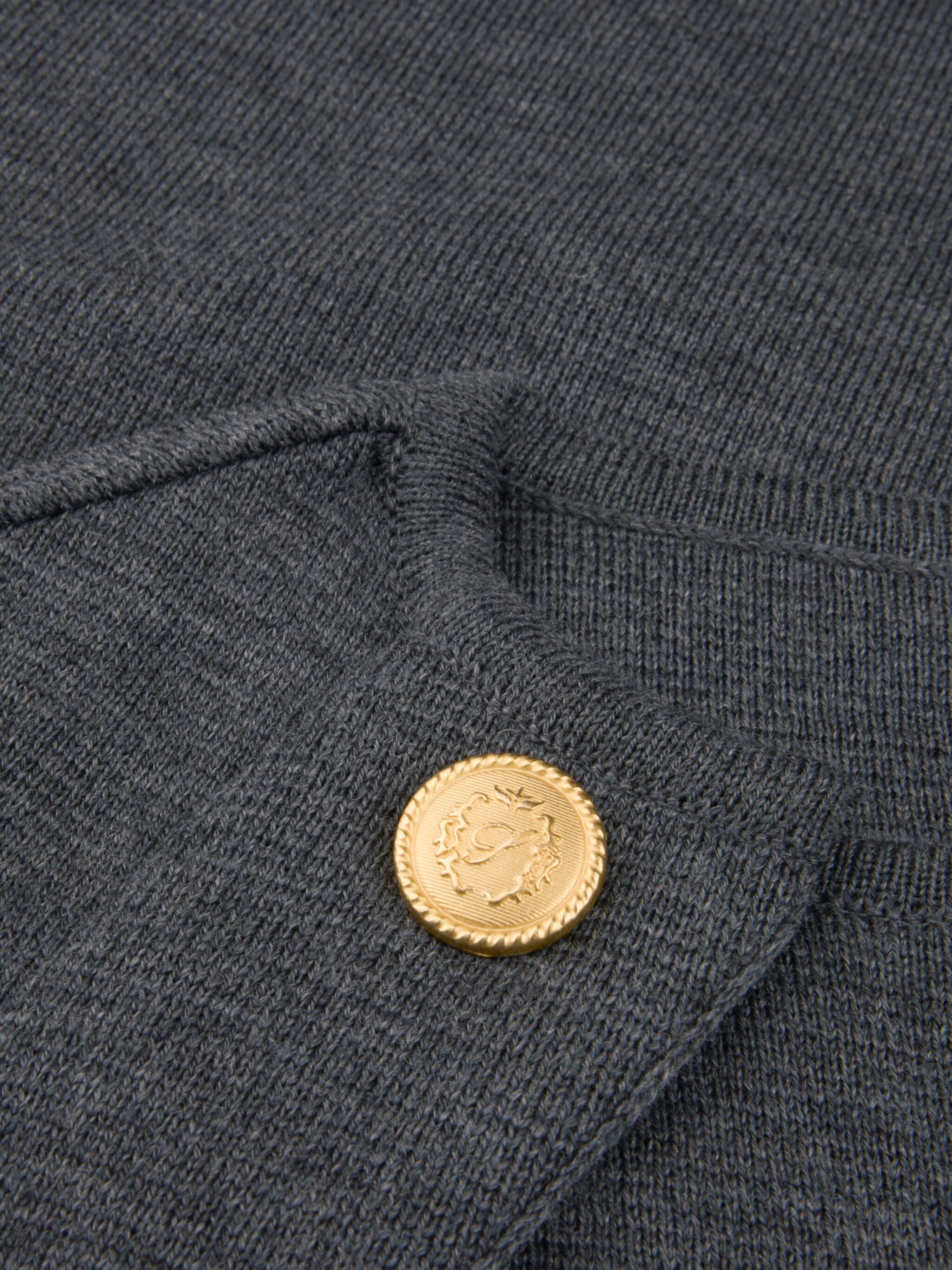 Mary Cape, Mörkgrå