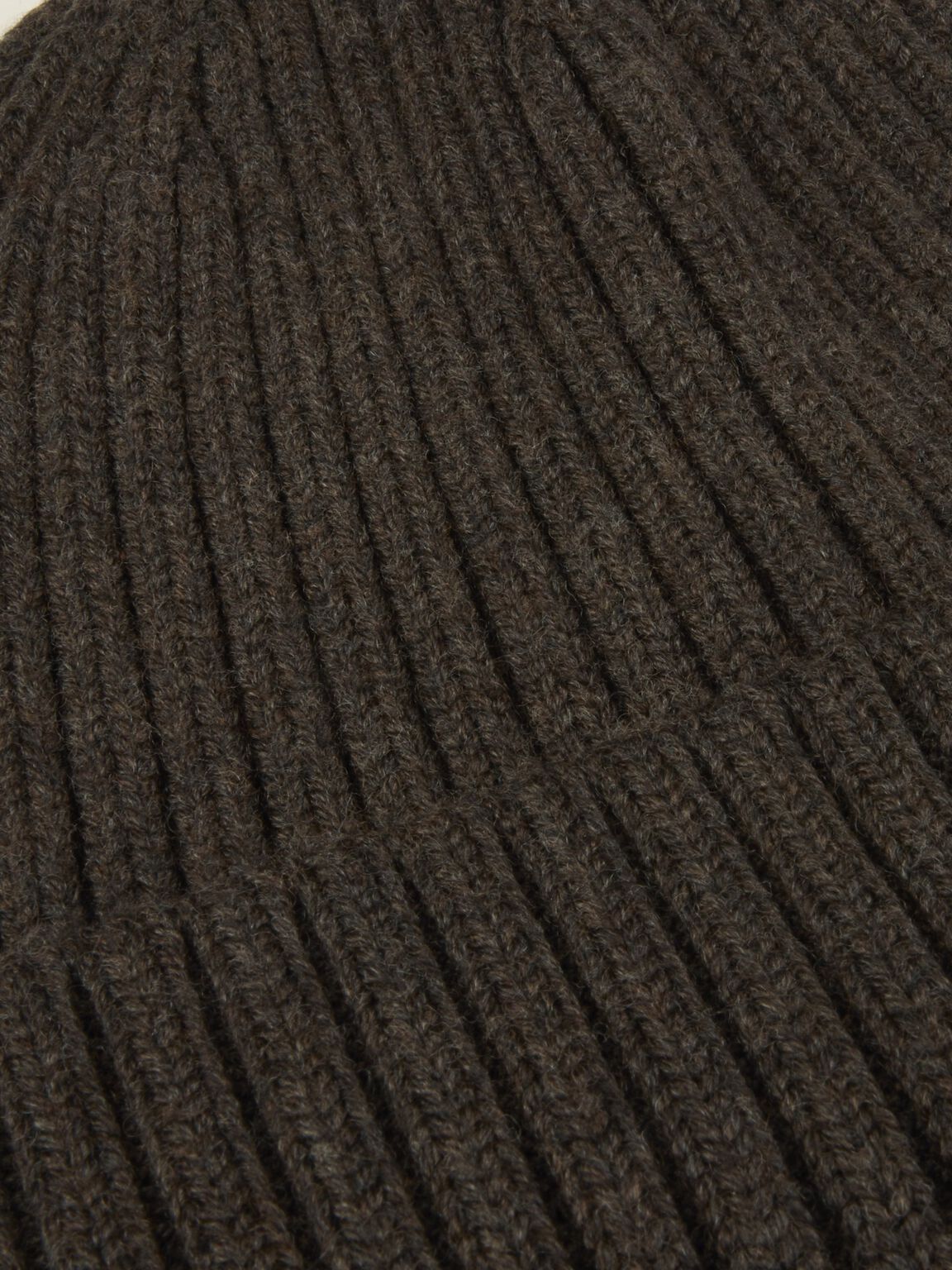 Mørkebrun ribstrikket hue