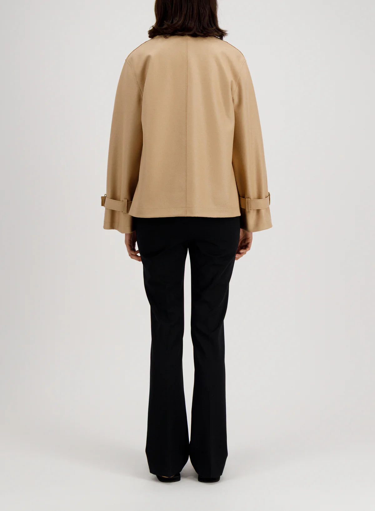 Oversized kurzer Trenchcoat aus hellem, gepresstem Wollstoff, Taubengrau