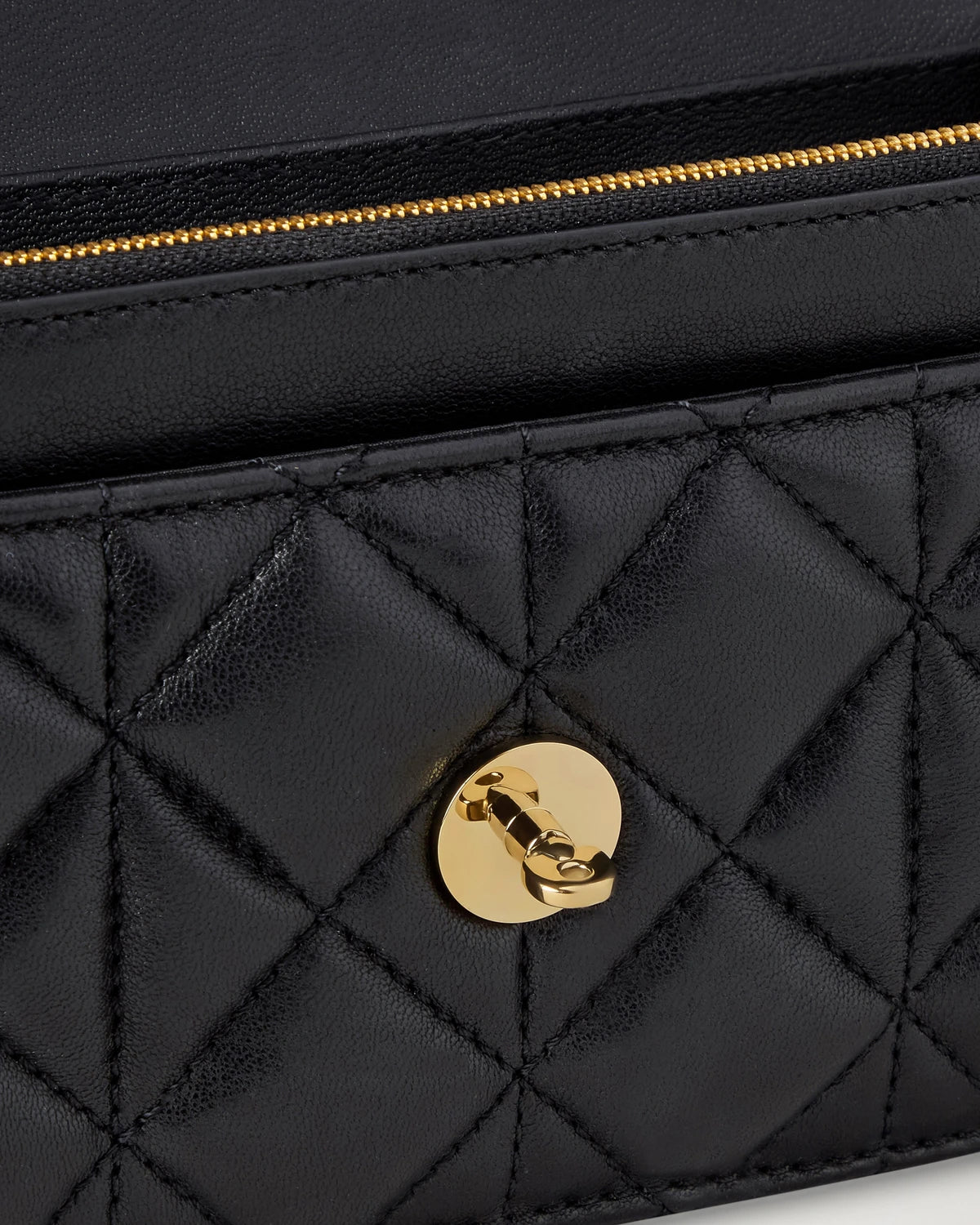 Liten Darley, svart quiltad nappa