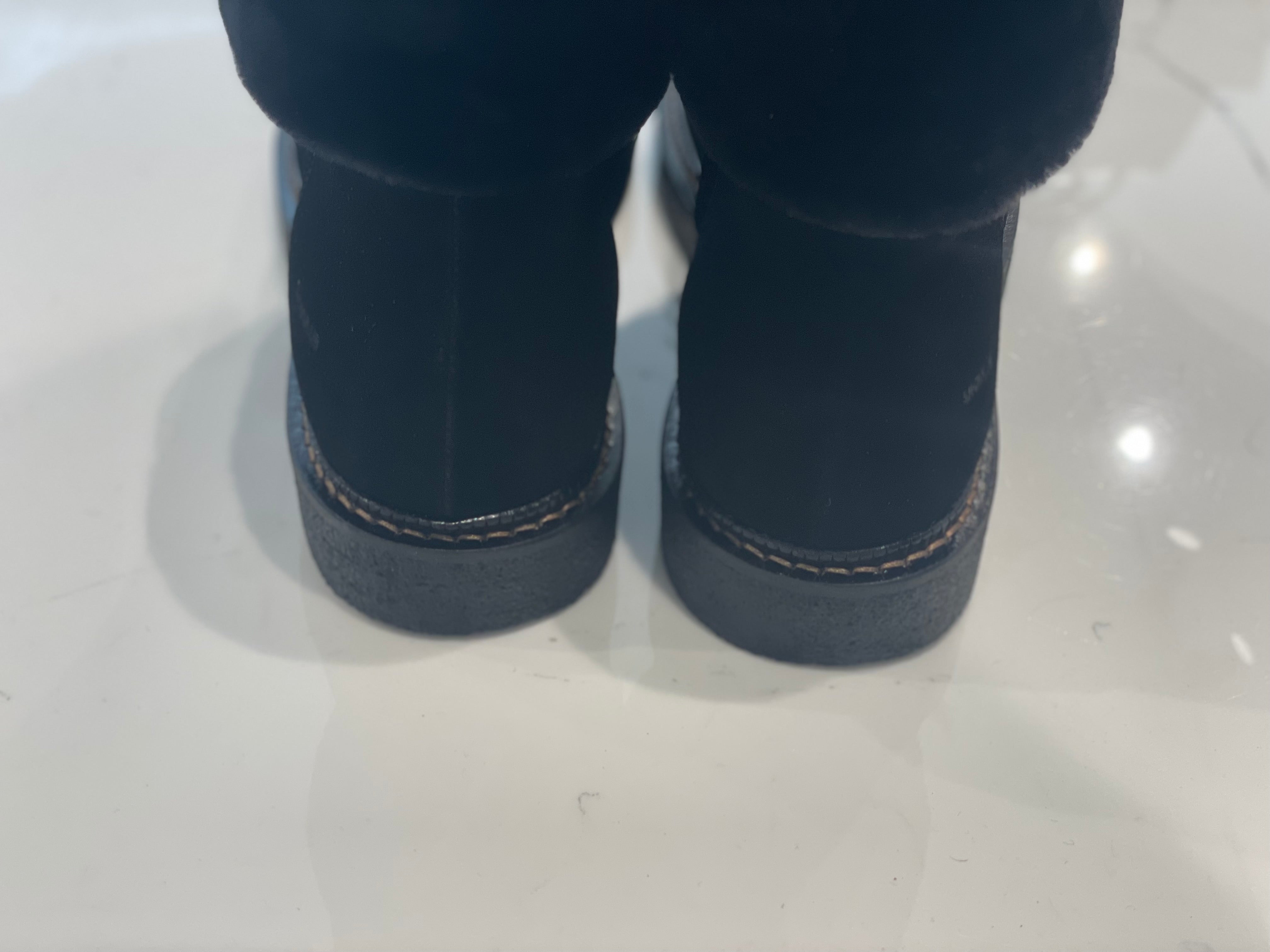 Suede boot with soft lambswool lining, black