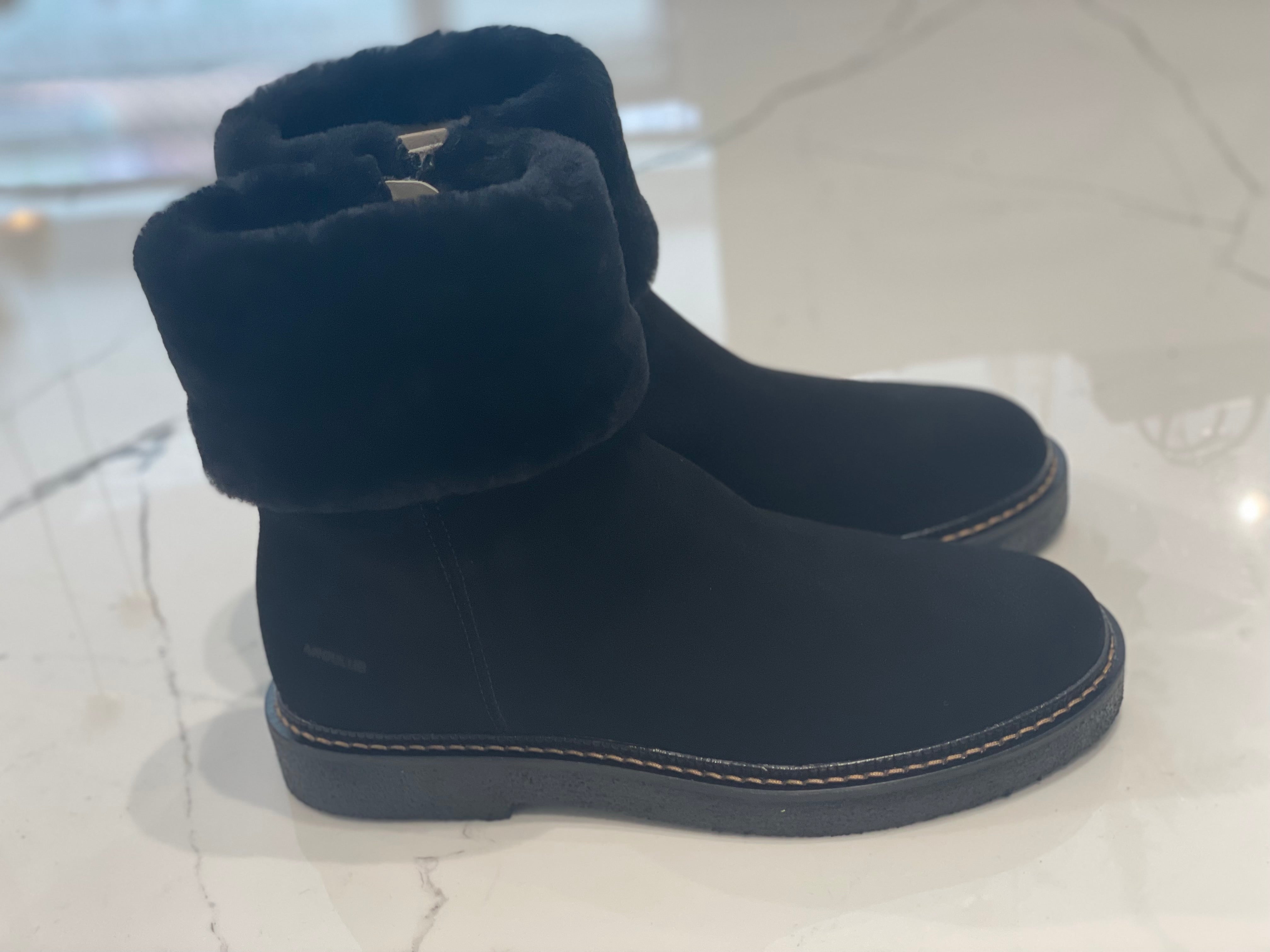 Suede boot with soft lambswool lining, black