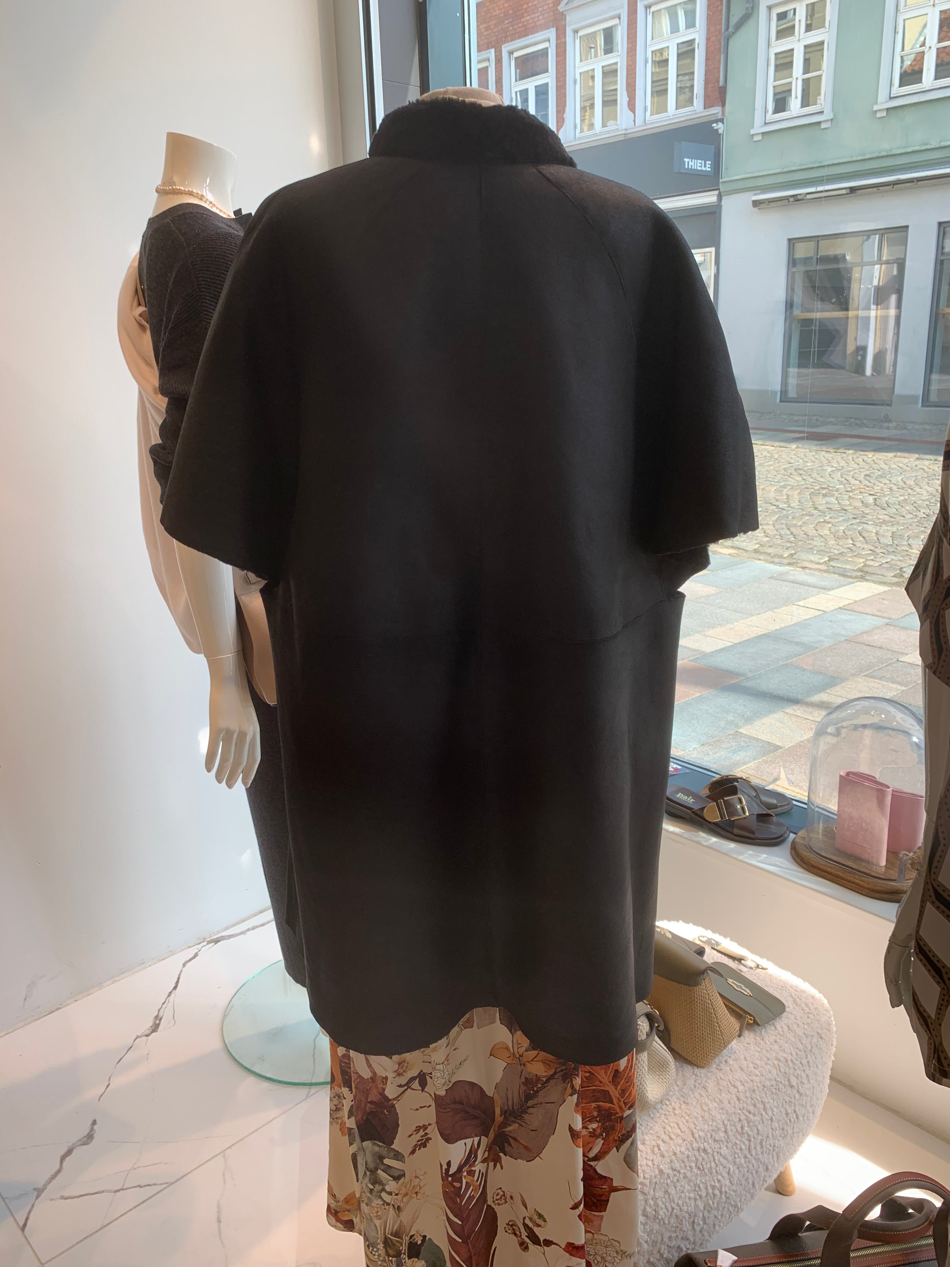 Adelina Vändbar Väst, Svart