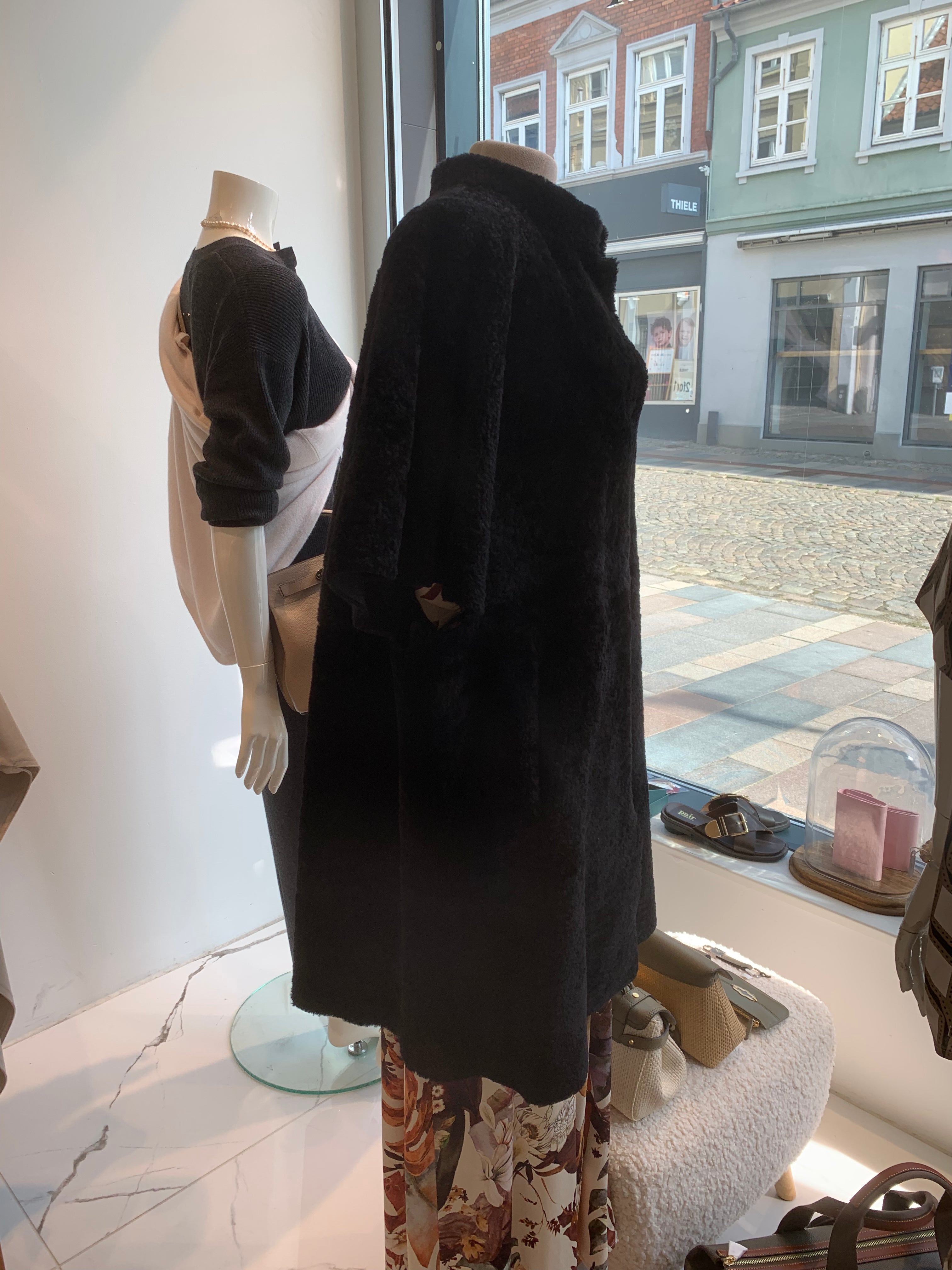 Adelina Vändbar Väst, Svart