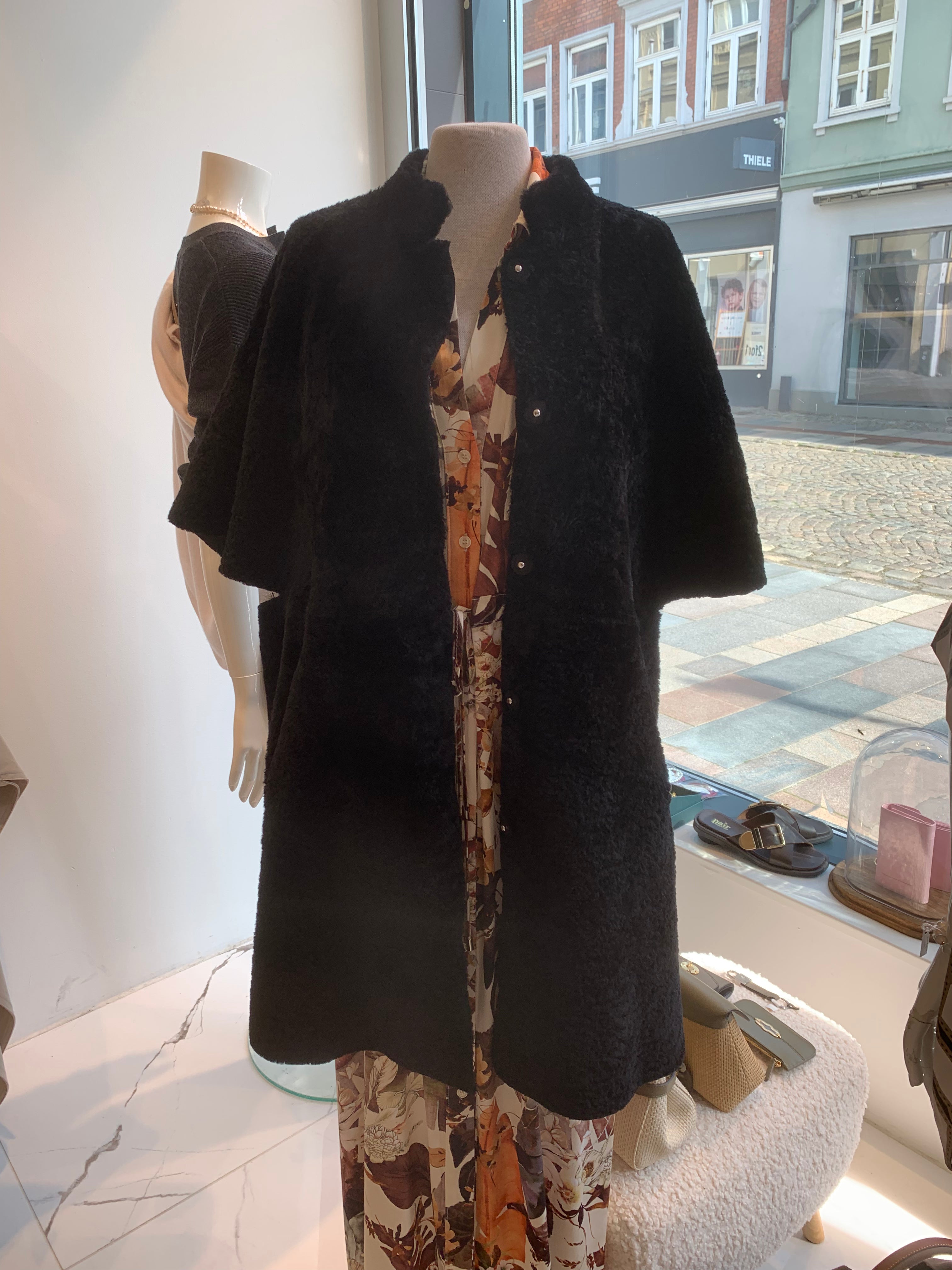 Adelina Vändbar Väst, Svart