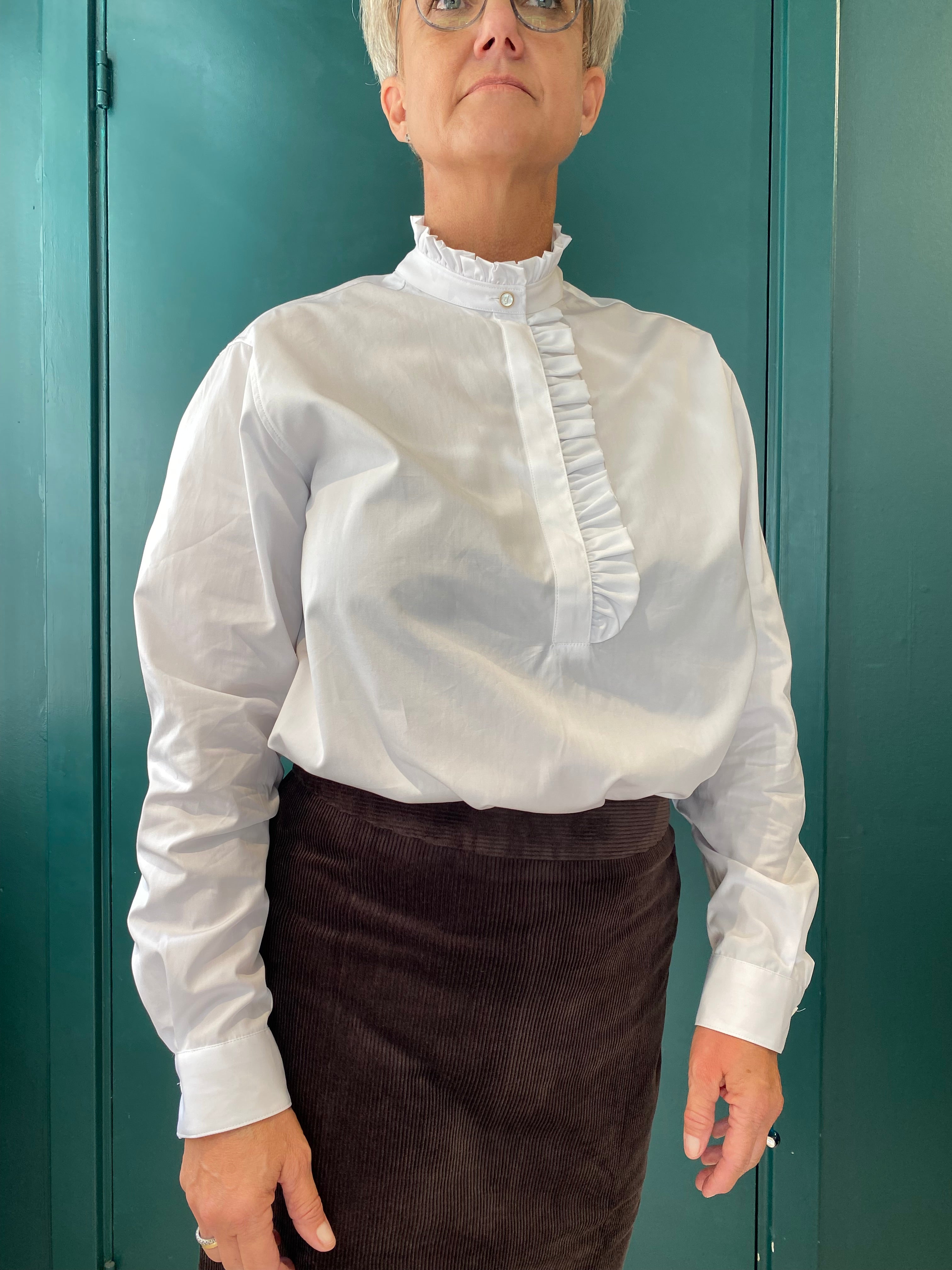 Idun blus Lång popover, med Frill Front, Vit