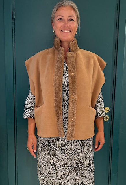 Kate vändbar väst, Doodle Brown