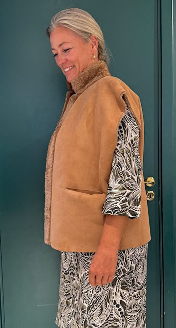 Kate vändbar väst, Doodle Brown