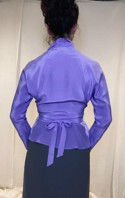 Silkworm with waterfall collar and button, Violet.